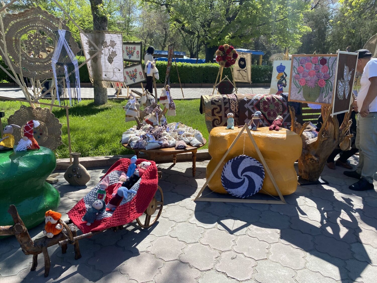 БИШКЕКТЕ АРТЫКЧЫЛЫКТУУ АДИСТИКТЕР ЖАНА КЕСИПТЕР ФЕСТИВАЛЫ ӨТҮҮДӨ