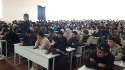 ӨЗБЕК ЭЛЧИСИ ОШМУНУН СТУДЕНТТЕРИ МЕНЕН ЖОЛУКТУ