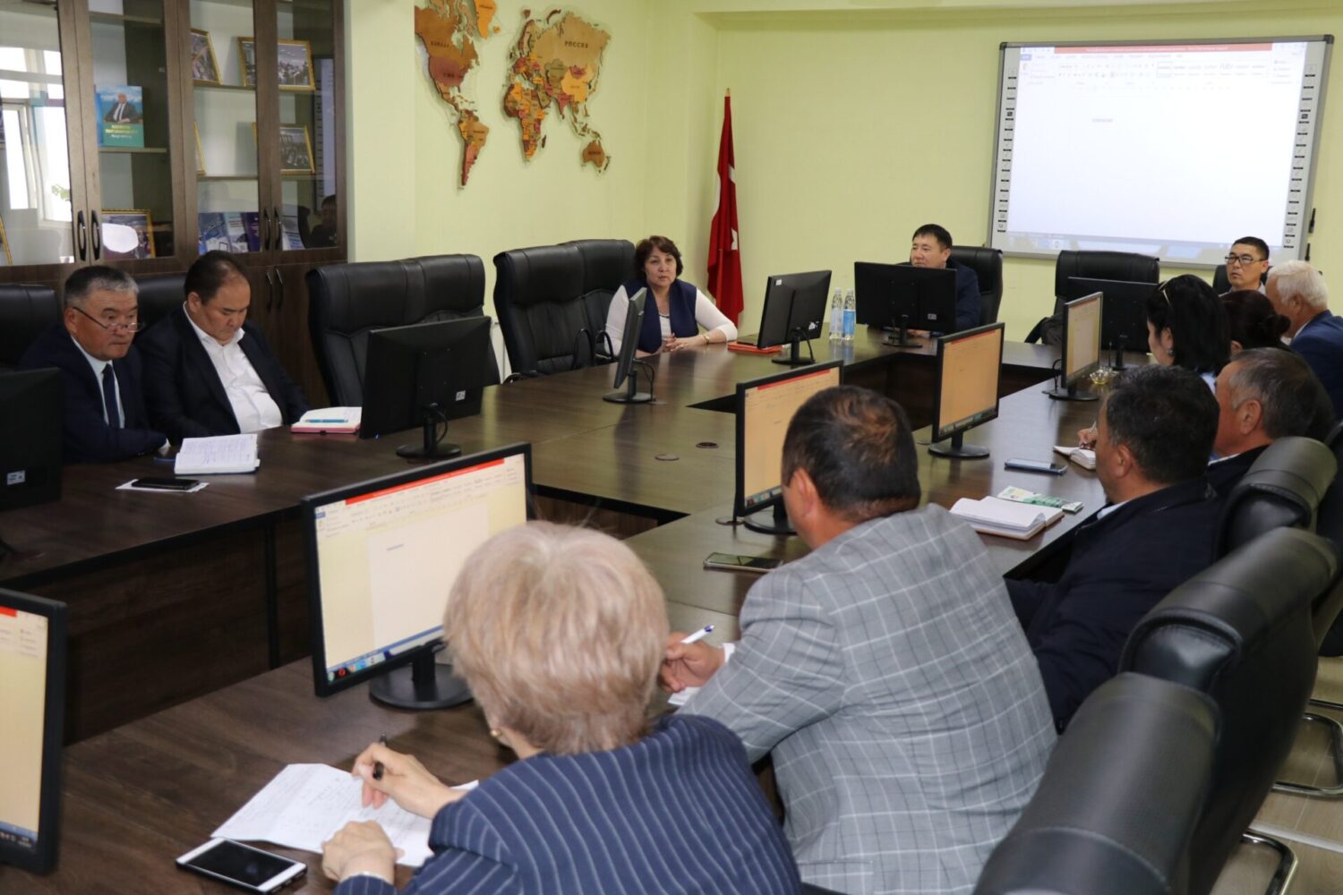 ТОКТОБҮБҮ АШЫМБАЕВА ЖАЛАЛ-АБАД ОБЛУСУНУН БИЛИМ БЕРҮҮ БӨЛҮМДӨРҮНҮН ЖЕТЕКЧИЛЕРИ МЕНЕН ЖОЛУГУШТУ