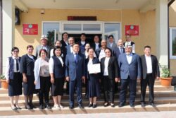 МИНИСТР КАНЫБЕК ИМАНАЛИЕВ КОШУМЧА ЧАРБА КИРЕШЕСИ БАР МЕКТЕПКЕ БАРДЫ