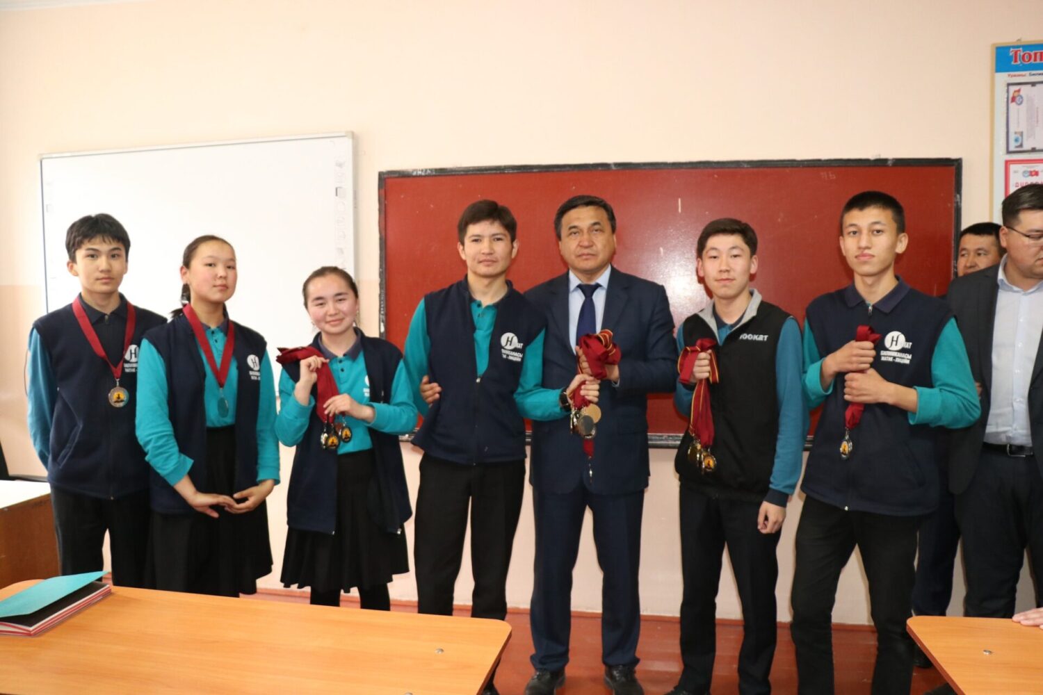 МИНИСТР КАНЫБЕК ИМАНАЛИЕВ ЭКИ ЖОЛУ ПРЕЗИДЕНТТИН МАКТОО БАРАКЧАСЫНА ТАТЫГАН ЖАТАК-ЛИЦЕЙГЕ БАРДЫ