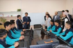 МИНИСТР КАНЫБЕК ИМАНАЛИЕВ ЭКИ ЖОЛУ ПРЕЗИДЕНТТИН МАКТОО БАРАКЧАСЫНА ТАТЫГАН ЖАТАК-ЛИЦЕЙГЕ БАРДЫ