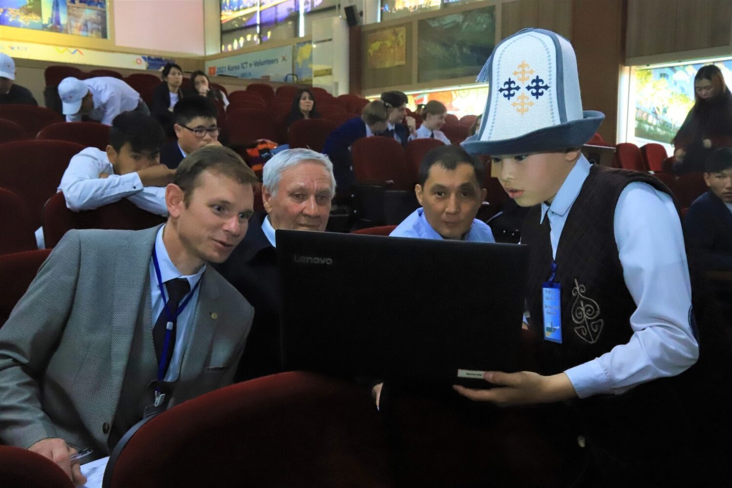 “БИЗ – XXI КЫЛЫМДЫН ИНТЕЛЛЕКТУАЛДАРЫ” ЭЛ АРАЛЫК ФОРУМУНУН ЖЕҢҮҮЧҮЛӨРҮ АНЫКТАЛДЫ