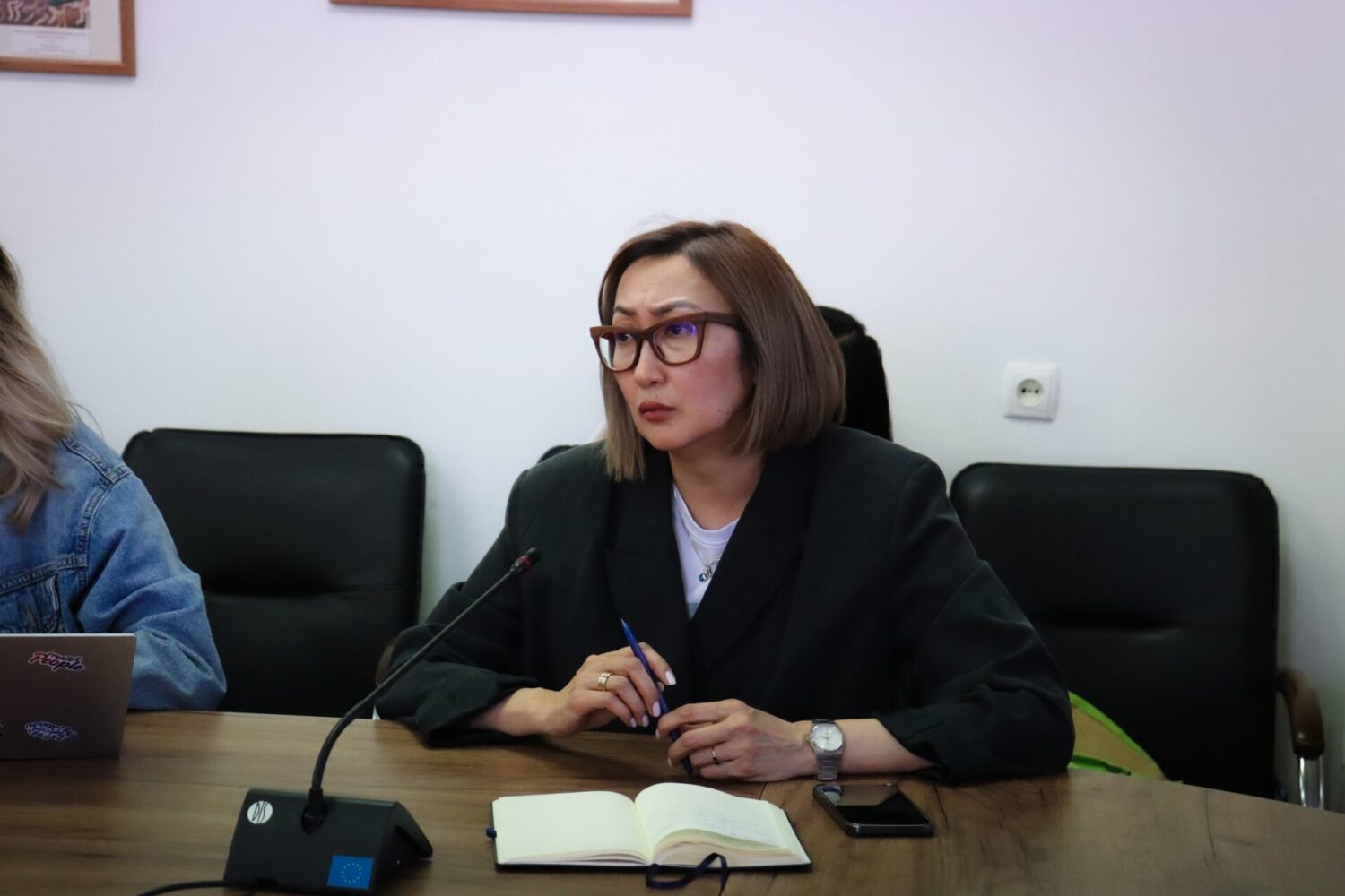 “ӨКМӨТТҮК АКСЕЛЕРАТОРЛОР”: ЖАҢЫ КОНУШТАРДА ҮЙ ТИБИНДЕГИ БАЛА БАКЧАЛАРДЫ АЧУУГА АРЫЗДАРДЫ КАБЫЛ АЛУУ ТАЛКУУЛАНДЫ