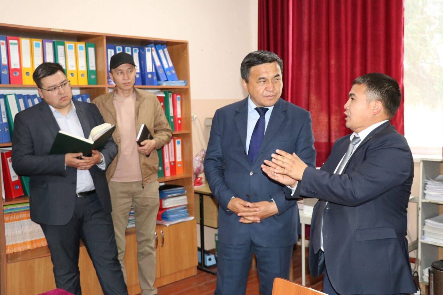 МИНИСТР КАНЫБЕК ИМАНАЛИЕВ ЭКИ ЖОЛУ ПРЕЗИДЕНТТИН МАКТОО БАРАКЧАСЫНА ТАТЫГАН ЖАТАК-ЛИЦЕЙГЕ БАРДЫ