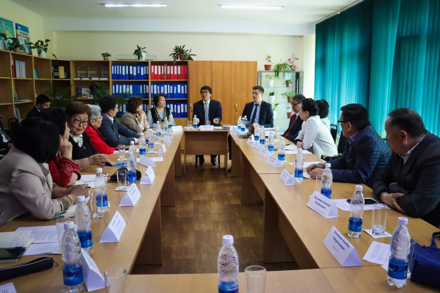 ВЕДОМСТВОЛОР АРАЛЫК ЖУМУШЧУ ТОП ОКУУ МАТЕРИАЛДАРЫНЫН САПАТЫН ЖОГОРУЛАТУУ БОЮНЧА СУНУШТАРДЫ ТАЛКУУЛАДЫ