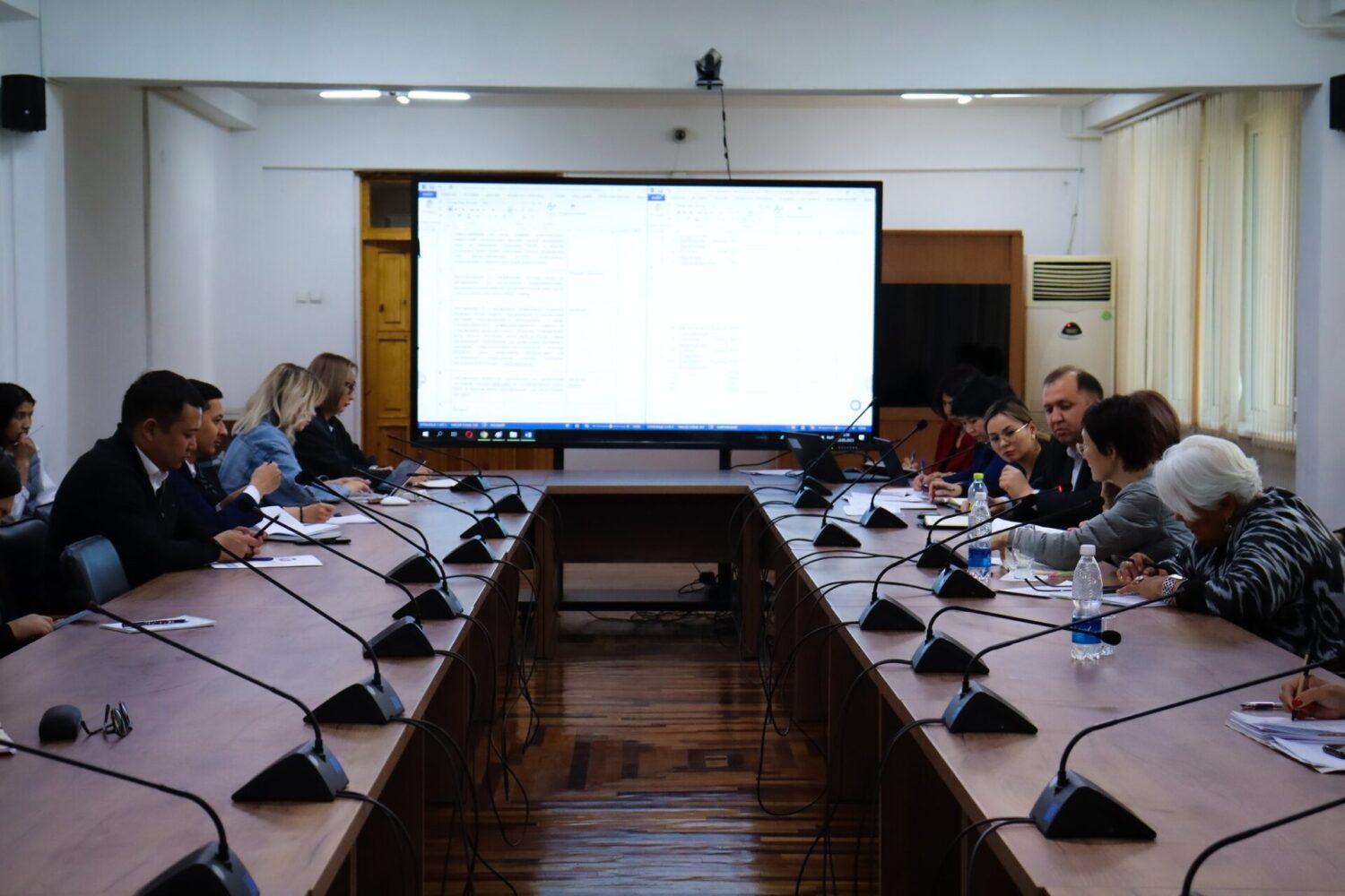 “ӨКМӨТТҮК АКСЕЛЕРАТОРЛОР”: ЖАҢЫ КОНУШТАРДА ҮЙ ТИБИНДЕГИ БАЛА БАКЧАЛАРДЫ АЧУУГА АРЫЗДАРДЫ КАБЫЛ АЛУУ ТАЛКУУЛАНДЫ