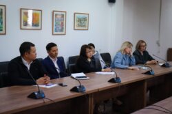 “ӨКМӨТТҮК АКСЕЛЕРАТОРЛОР”: ЖАҢЫ КОНУШТАРДА ҮЙ ТИБИНДЕГИ БАЛА БАКЧАЛАРДЫ АЧУУГА АРЫЗДАРДЫ КАБЫЛ АЛУУ ТАЛКУУЛАНДЫ