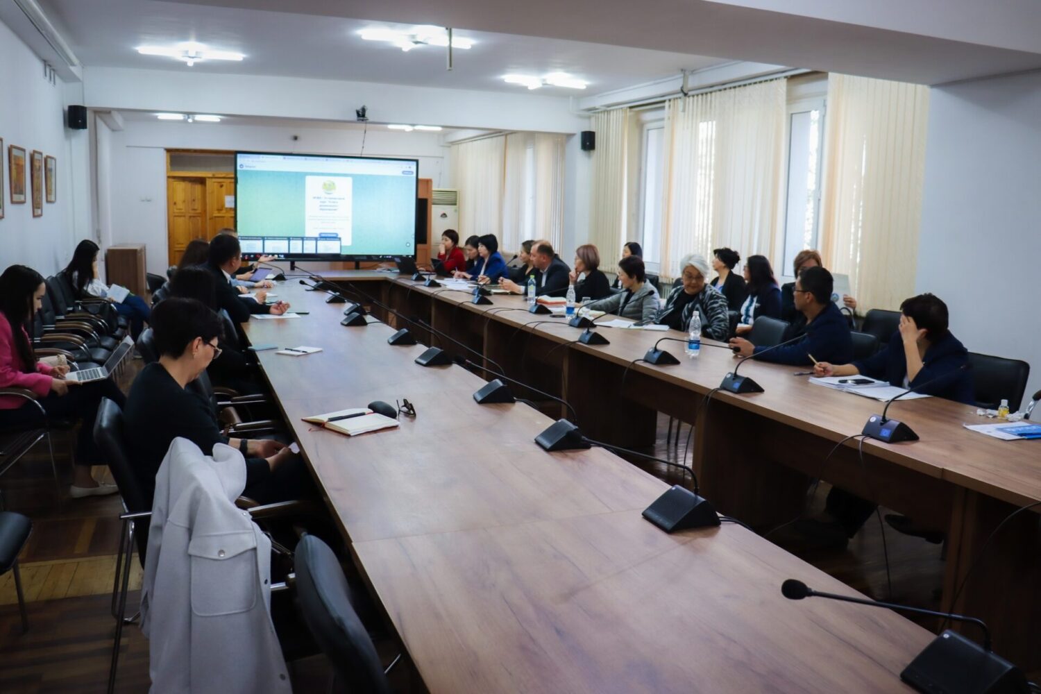 “ӨКМӨТТҮК АКСЕЛЕРАТОРЛОР”: ЖАҢЫ КОНУШТАРДА ҮЙ ТИБИНДЕГИ БАЛА БАКЧАЛАРДЫ АЧУУГА АРЫЗДАРДЫ КАБЫЛ АЛУУ ТАЛКУУЛАНДЫ