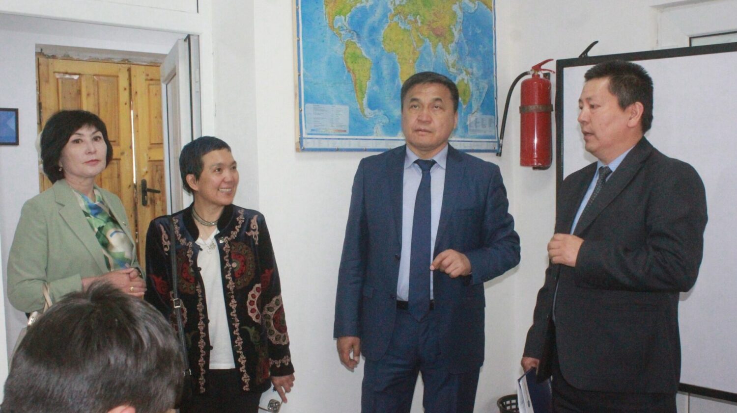 МИНИСТР КАНЫБЕК ИМАНАЛИЕВ ПОСЕТИЛ ОБРАЗОВАТЕЛЬНЫЕ ОРГАНИЗАЦИИ В НАРЫНЕ