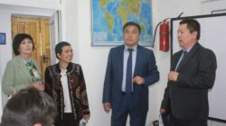 МИНИСТР КАНЫБЕК ИМАНАЛИЕВ НАРЫНДАГЫ БИЛИМ БЕРҮҮ МЕКЕМЕЛЕРИНЕ БАРДЫ