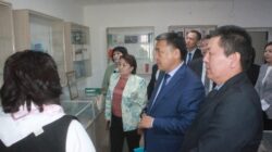 МИНИСТР КАНЫБЕК ИМАНАЛИЕВ НАРЫНДАГЫ БИЛИМ БЕРҮҮ МЕКЕМЕЛЕРИНЕ БАРДЫ