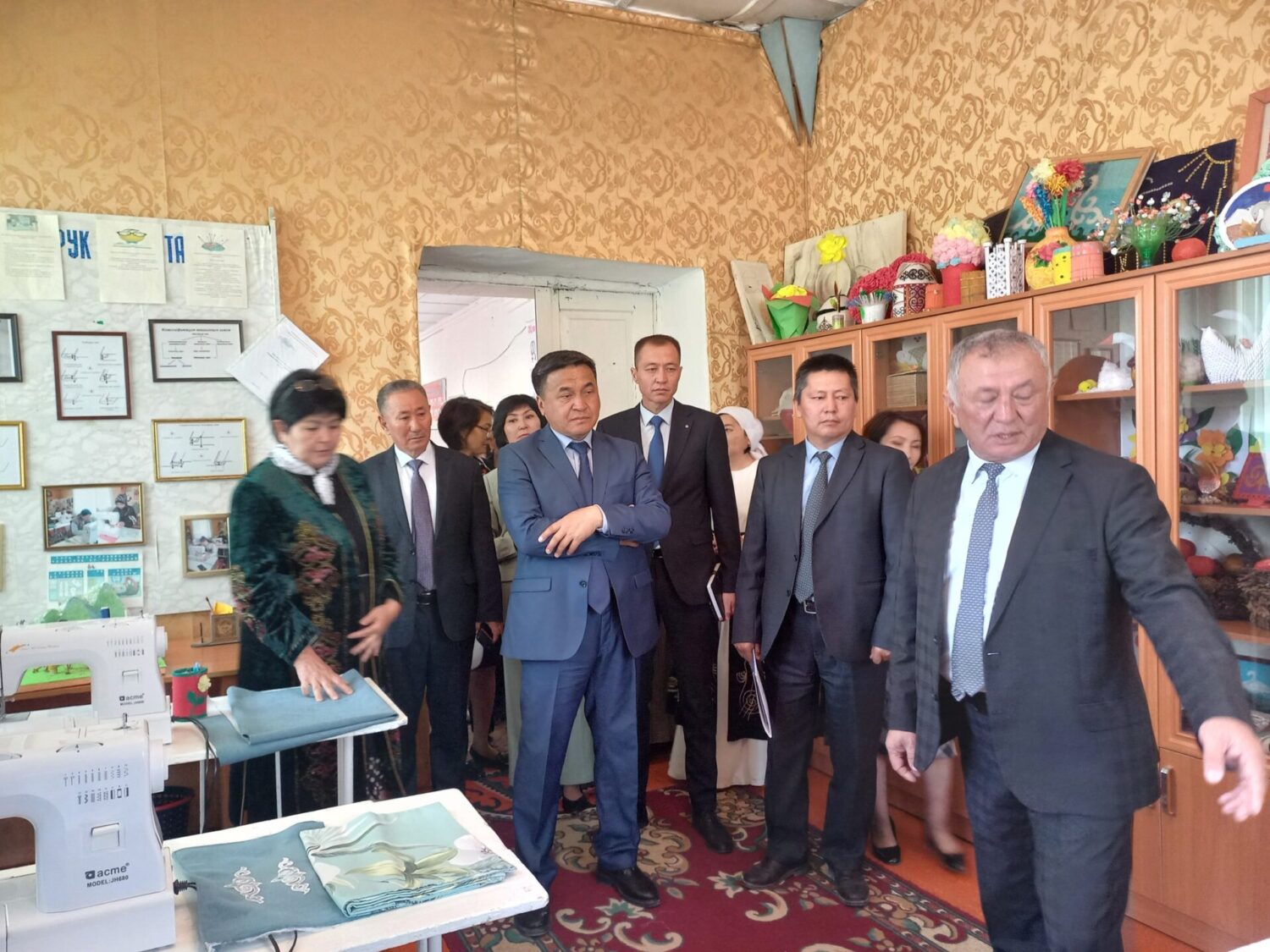 МИНИСТР КАНЫБЕК ИМАНАЛИЕВ ПОСЕТИЛ ОБРАЗОВАТЕЛЬНЫЕ ОРГАНИЗАЦИИ В НАРЫНЕ