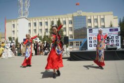 МИНИСТР КАНЫБЕК ИМАНАЛИЕВ БҮТҮРҮҮЧҮЛӨРДҮ ЖУМУШЧУ АДИСТИКТЕРГЕ ЭЭ БОЛУУГА ЧАКЫРДЫ