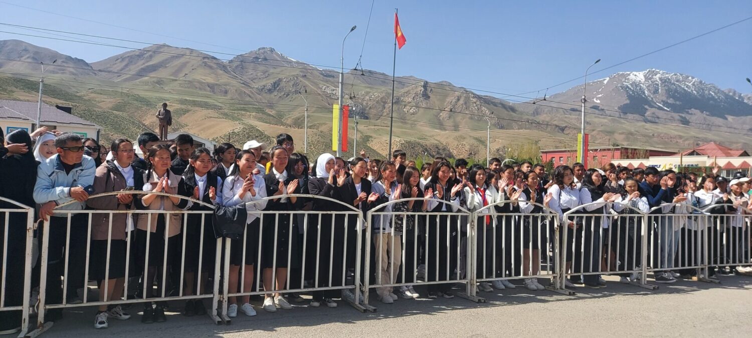 МИНИСТР КАНЫБЕК ИМАНАЛИЕВ БҮТҮРҮҮЧҮЛӨРДҮ ЖУМУШЧУ АДИСТИКТЕРГЕ ЭЭ БОЛУУГА ЧАКЫРДЫ