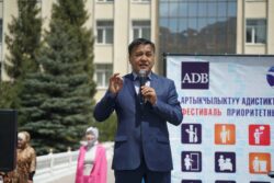 МИНИСТР КАНЫБЕК ИМАНАЛИЕВ БҮТҮРҮҮЧҮЛӨРДҮ ЖУМУШЧУ АДИСТИКТЕРГЕ ЭЭ БОЛУУГА ЧАКЫРДЫ