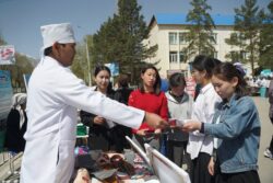 МИНИСТР КАНЫБЕК ИМАНАЛИЕВ БҮТҮРҮҮЧҮЛӨРДҮ ЖУМУШЧУ АДИСТИКТЕРГЕ ЭЭ БОЛУУГА ЧАКЫРДЫ