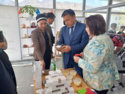 МИНИСТР КАНЫБЕК ИМАНАЛИЕВ НАРЫНДАГЫ БИЛИМ БЕРҮҮ МЕКЕМЕЛЕРИНЕ БАРДЫ