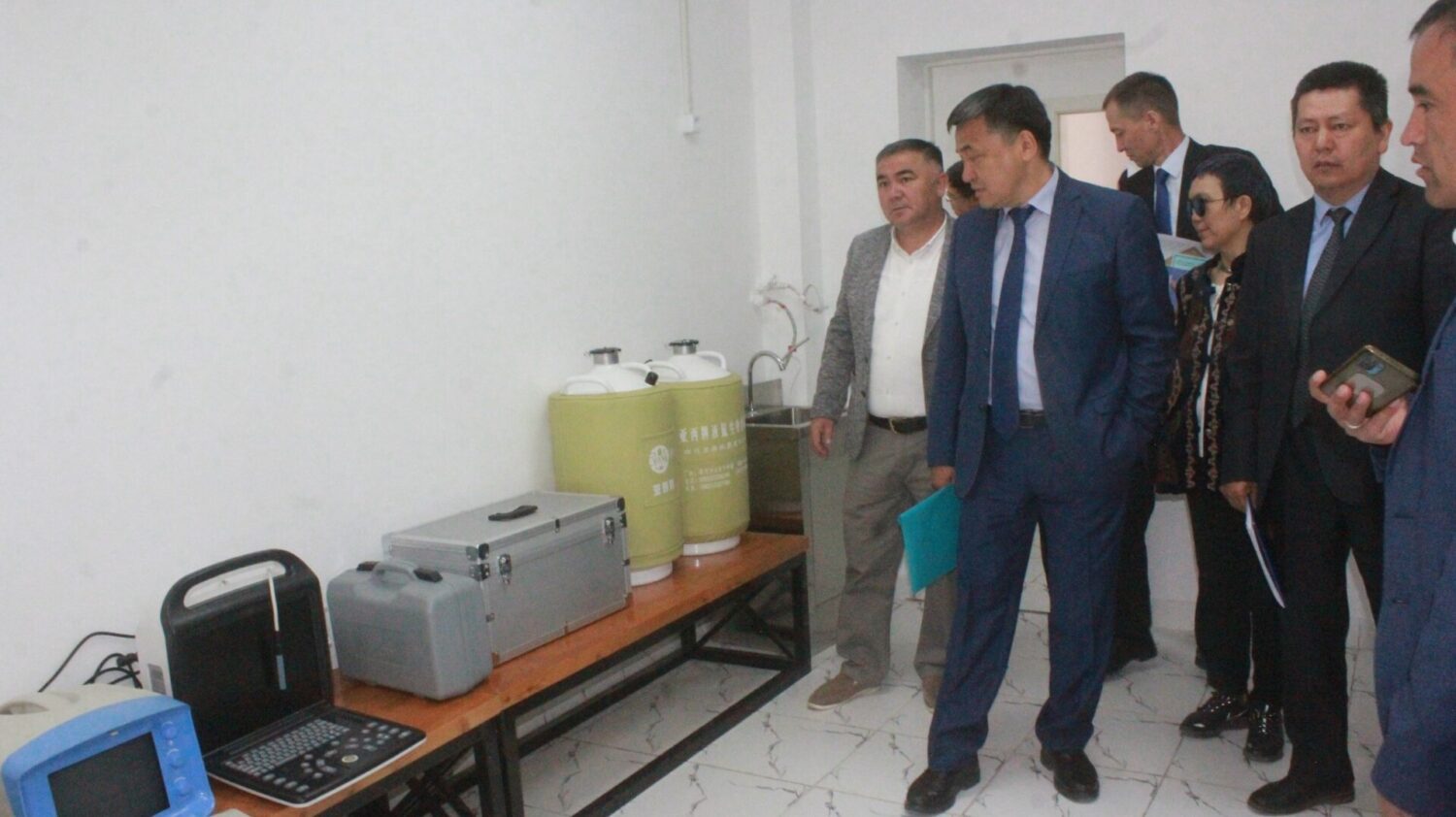 МИНИСТР КАНЫБЕК ИМАНАЛИЕВ ПОСЕТИЛ ОБРАЗОВАТЕЛЬНЫЕ ОРГАНИЗАЦИИ В НАРЫНЕ