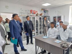 МИНИСТР КАНЫБЕК ИМАНАЛИЕВ НАРЫНДАГЫ БИЛИМ БЕРҮҮ МЕКЕМЕЛЕРИНЕ БАРДЫ