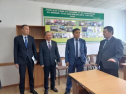 МИНИСТР КАНЫБЕК ИМАНАЛИЕВ НАРЫНДАГЫ БИЛИМ БЕРҮҮ МЕКЕМЕЛЕРИНЕ БАРДЫ