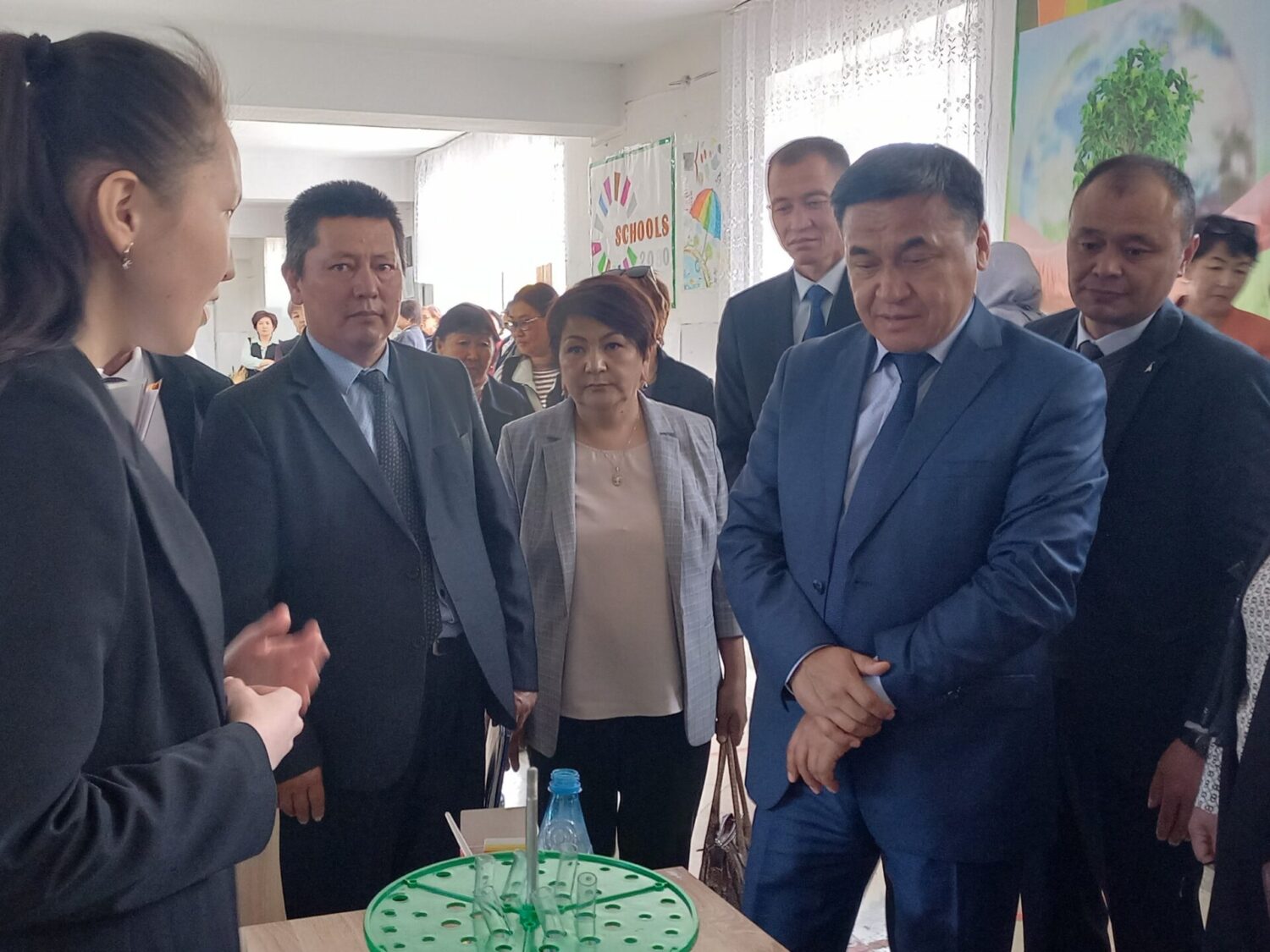 МИНИСТР КАНЫБЕК ИМАНАЛИЕВ ПОСЕТИЛ ОБРАЗОВАТЕЛЬНЫЕ ОРГАНИЗАЦИИ В НАРЫНЕ