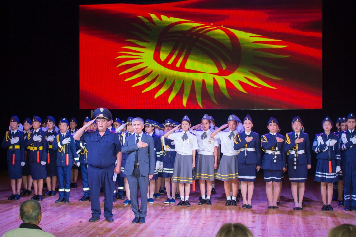 ЖОЛ КЫЙМЫЛЫНЫН ЖАШ ТЕСКӨӨЧҮЛӨРҮНҮН РЕСПУБЛИКАЛЫК КАРОО-СЫНАГЫНЫН ЖЕҢҮҮЧҮЛӨРҮ СЫЙЛАНДЫ