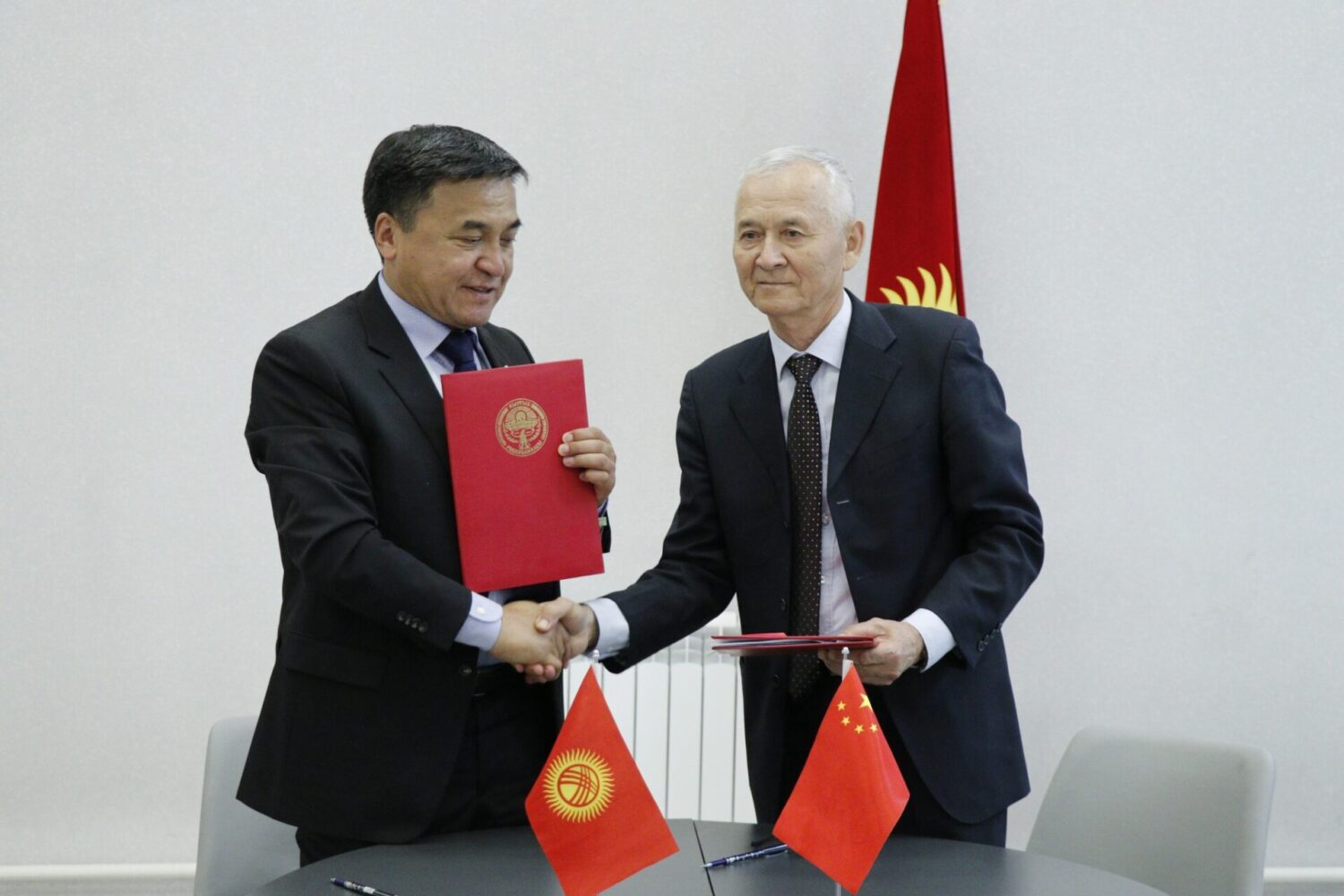 БАШТАЛГЫЧ КЕСИПТИК БИЛИМ БЕРҮҮ ЖААТЫНДА КЫЗМАТТАШУУ ЖӨНҮНДӨ БИР КАТАР МЕМОРАНДУМГА КОЛ КОЮЛДУ