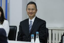 МИНИСТР ЖАПОН ПЕДАГОГДОРУ МЕНЕН ТАРБИЯЛООНУН МЕТОДИКАСЫН ТАЛКУУЛАДЫ