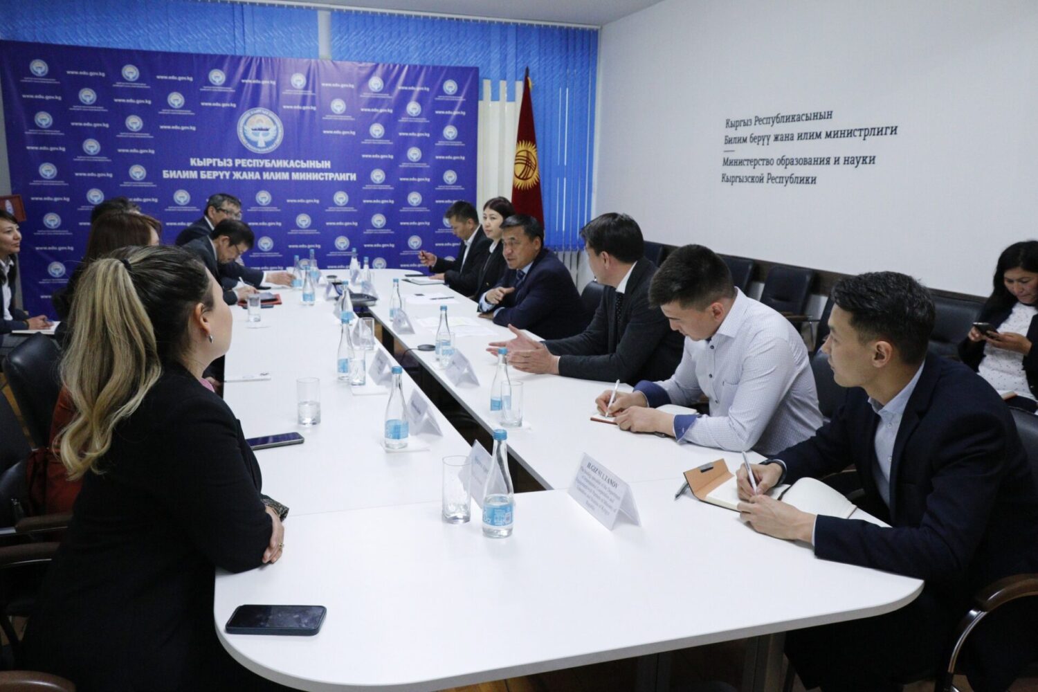 МИНИСТР ЖАПОН ПЕДАГОГДОРУ МЕНЕН ТАРБИЯЛООНУН МЕТОДИКАСЫН ТАЛКУУЛАДЫ