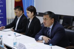 МИНИСТР ЖАПОН ПЕДАГОГДОРУ МЕНЕН ТАРБИЯЛООНУН МЕТОДИКАСЫН ТАЛКУУЛАДЫ