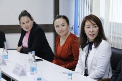 МИНИСТР ЖАПОН ПЕДАГОГДОРУ МЕНЕН ТАРБИЯЛООНУН МЕТОДИКАСЫН ТАЛКУУЛАДЫ