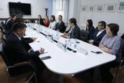 МИНИСТР ЖАПОН ПЕДАГОГДОРУ МЕНЕН ТАРБИЯЛООНУН МЕТОДИКАСЫН ТАЛКУУЛАДЫ