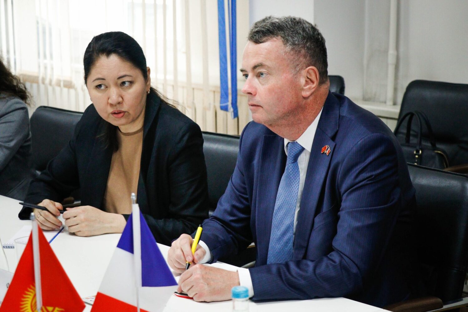 МИНИСТР КАНЫБЕК ИМАНАЛИЕВ ФРАНЦИЯНЫН ЭЛЧИСИ МЕНЕН БИЛИМ БЕРҮҮ ТАРМАГЫНДАГЫ КЫЗМАТТАШТЫКТЫ ТАЛКУУЛАДЫ