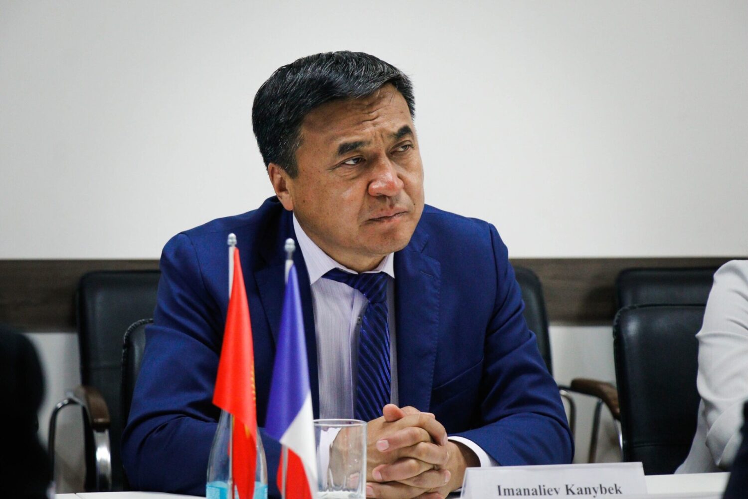 МИНИСТР КАНЫБЕК ИМАНАЛИЕВ ФРАНЦИЯНЫН ЭЛЧИСИ МЕНЕН БИЛИМ БЕРҮҮ ТАРМАГЫНДАГЫ КЫЗМАТТАШТЫКТЫ ТАЛКУУЛАДЫ