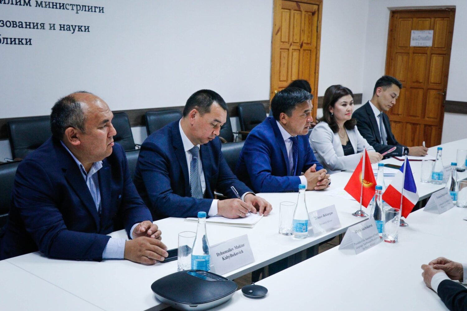 МИНИСТР КАНЫБЕК ИМАНАЛИЕВ ФРАНЦИЯНЫН ЭЛЧИСИ МЕНЕН БИЛИМ БЕРҮҮ ТАРМАГЫНДАГЫ КЫЗМАТТАШТЫКТЫ ТАЛКУУЛАДЫ