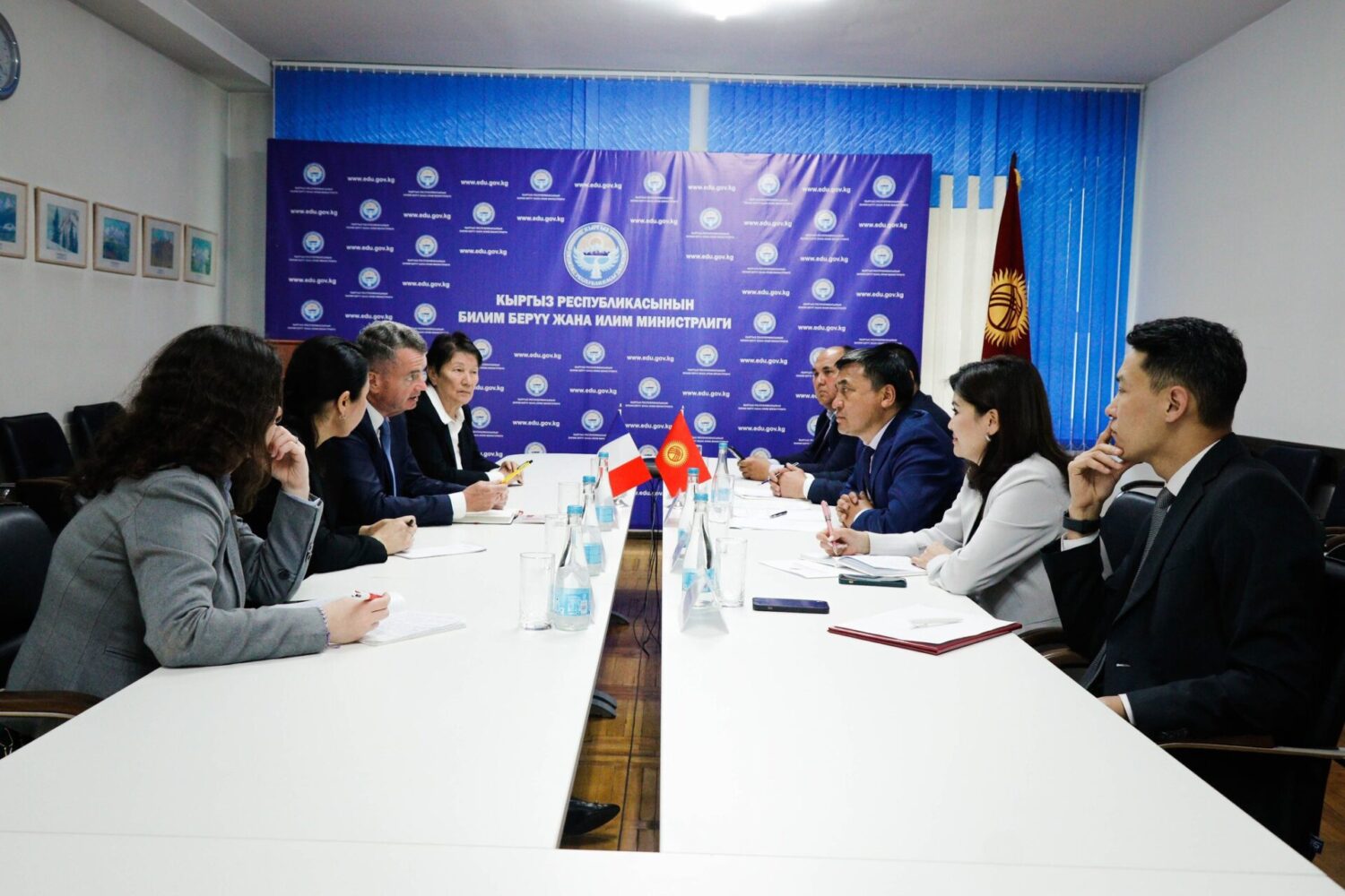 МИНИСТР КАНЫБЕК ИМАНАЛИЕВ ФРАНЦИЯНЫН ЭЛЧИСИ МЕНЕН БИЛИМ БЕРҮҮ ТАРМАГЫНДАГЫ КЫЗМАТТАШТЫКТЫ ТАЛКУУЛАДЫ