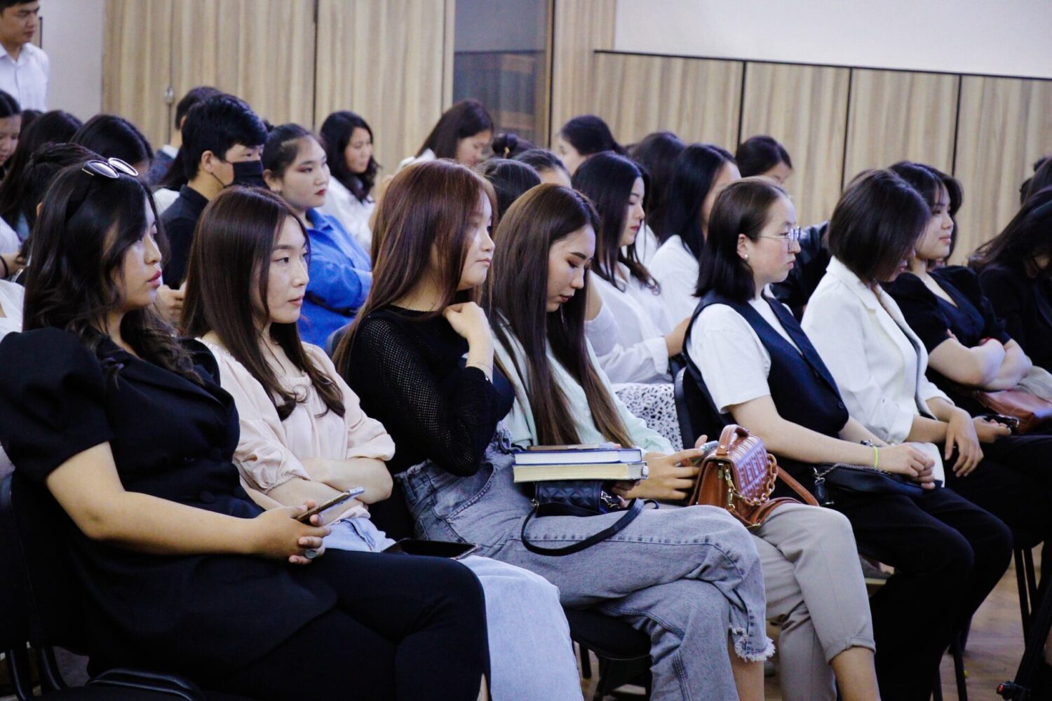 КАНЫБЕК ИМАНАЛИЕВ РЕСПУБЛИКАЛЫК ЖАШТАР ФОРУМУНА КАТЫШТЫ