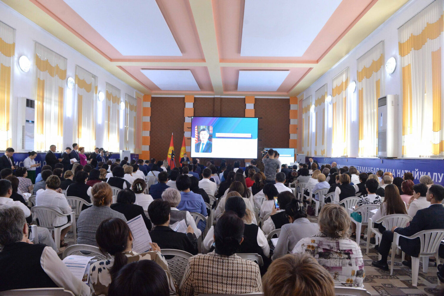 МИНИСТР МЕКТЕПТЕРДЕ “МОЗАИК” БИЛИМ БЕРҮҮ ПРОГРАММАСЫ МЕНЕН ОКУТУУНУ СУНУШТАДЫ