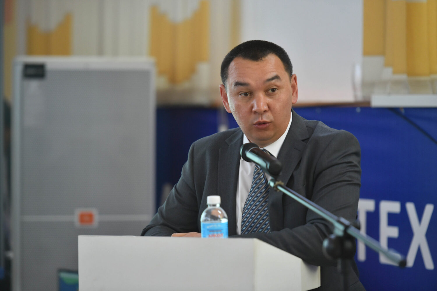 МИНИСТР МЕКТЕПТЕРДЕ “МОЗАИК” БИЛИМ БЕРҮҮ ПРОГРАММАСЫ МЕНЕН ОКУТУУНУ СУНУШТАДЫ