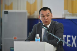 МИНИСТР МЕКТЕПТЕРДЕ “МОЗАИК” БИЛИМ БЕРҮҮ ПРОГРАММАСЫ МЕНЕН ОКУТУУНУ СУНУШТАДЫ