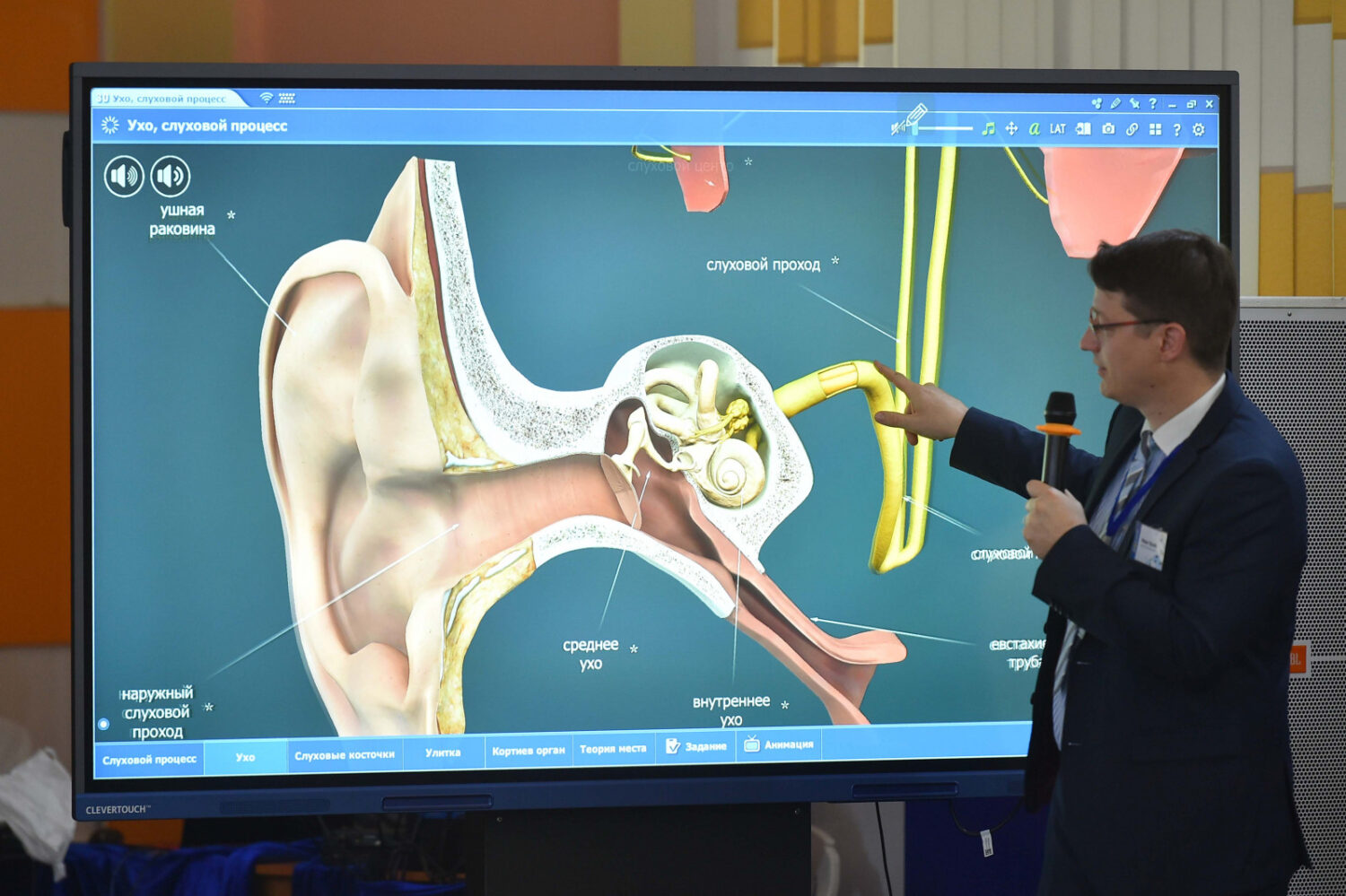 МИНИСТР МЕКТЕПТЕРДЕ “МОЗАИК” БИЛИМ БЕРҮҮ ПРОГРАММАСЫ МЕНЕН ОКУТУУНУ СУНУШТАДЫ