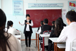 ПРЕЗИДЕНТ БИШКЕКТЕГИ МЕКТЕПТЕРДИН БИРИНДЕГИ САБАККА КАТЫШТЫ