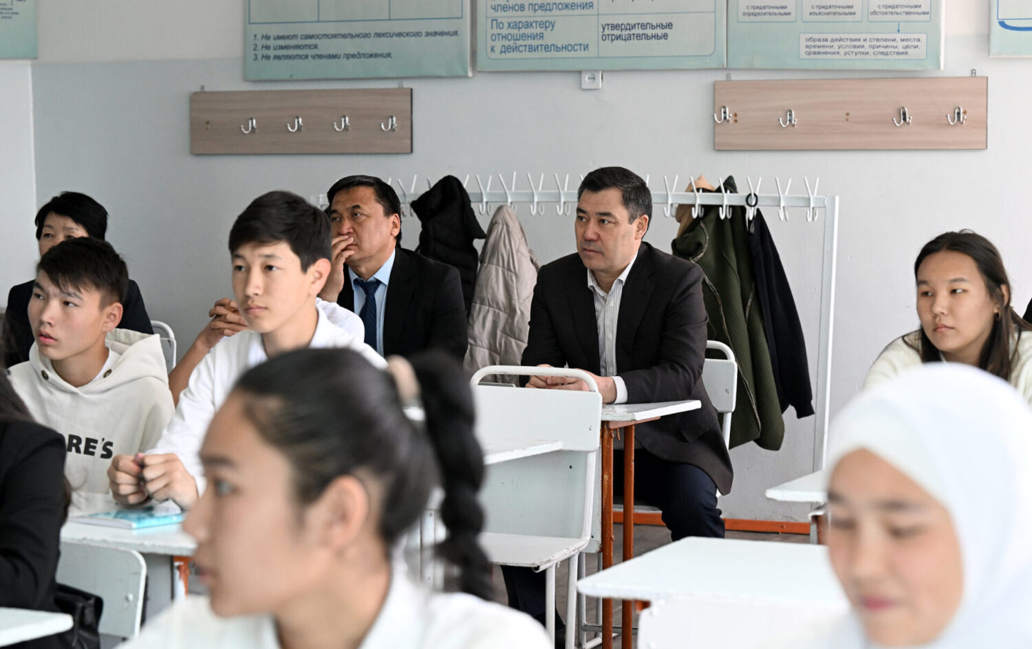 ПРЕЗИДЕНТ БИШКЕКТЕГИ МЕКТЕПТЕРДИН БИРИНДЕГИ САБАККА КАТЫШТЫ