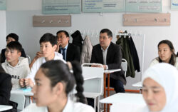 ПРЕЗИДЕНТ БИШКЕКТЕГИ МЕКТЕПТЕРДИН БИРИНДЕГИ САБАККА КАТЫШТЫ