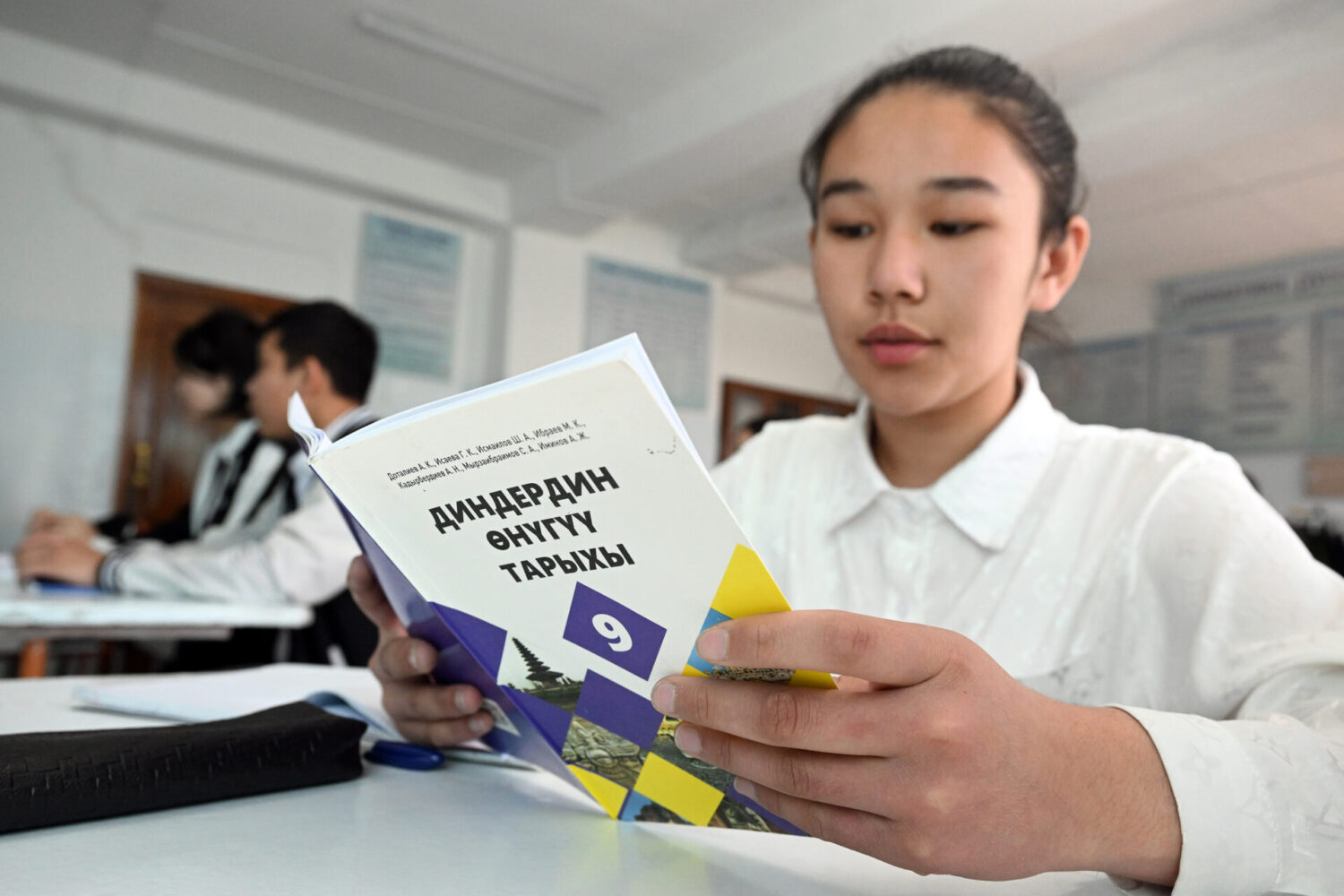 ПРЕЗИДЕНТ БИШКЕКТЕГИ МЕКТЕПТЕРДИН БИРИНДЕГИ САБАККА КАТЫШТЫ