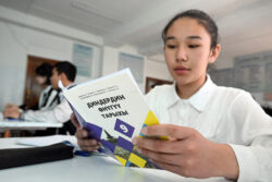 ПРЕЗИДЕНТ БИШКЕКТЕГИ МЕКТЕПТЕРДИН БИРИНДЕГИ САБАККА КАТЫШТЫ