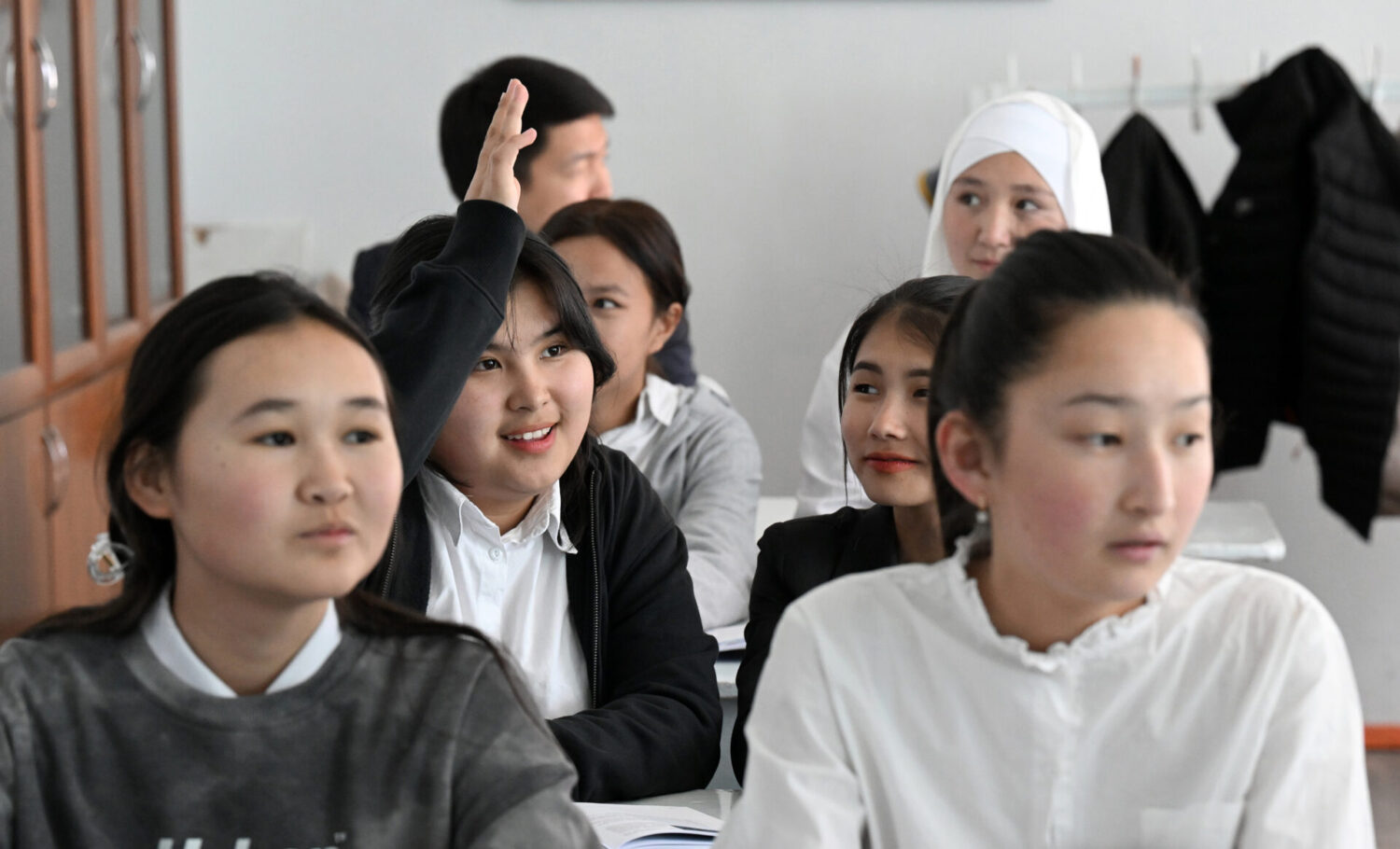 ПРЕЗИДЕНТ БИШКЕКТЕГИ МЕКТЕПТЕРДИН БИРИНДЕГИ САБАККА КАТЫШТЫ