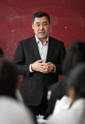 ПРЕЗИДЕНТ БИШКЕКТЕГИ МЕКТЕПТЕРДИН БИРИНДЕГИ САБАККА КАТЫШТЫ