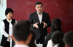 ПРЕЗИДЕНТ БИШКЕКТЕГИ МЕКТЕПТЕРДИН БИРИНДЕГИ САБАККА КАТЫШТЫ